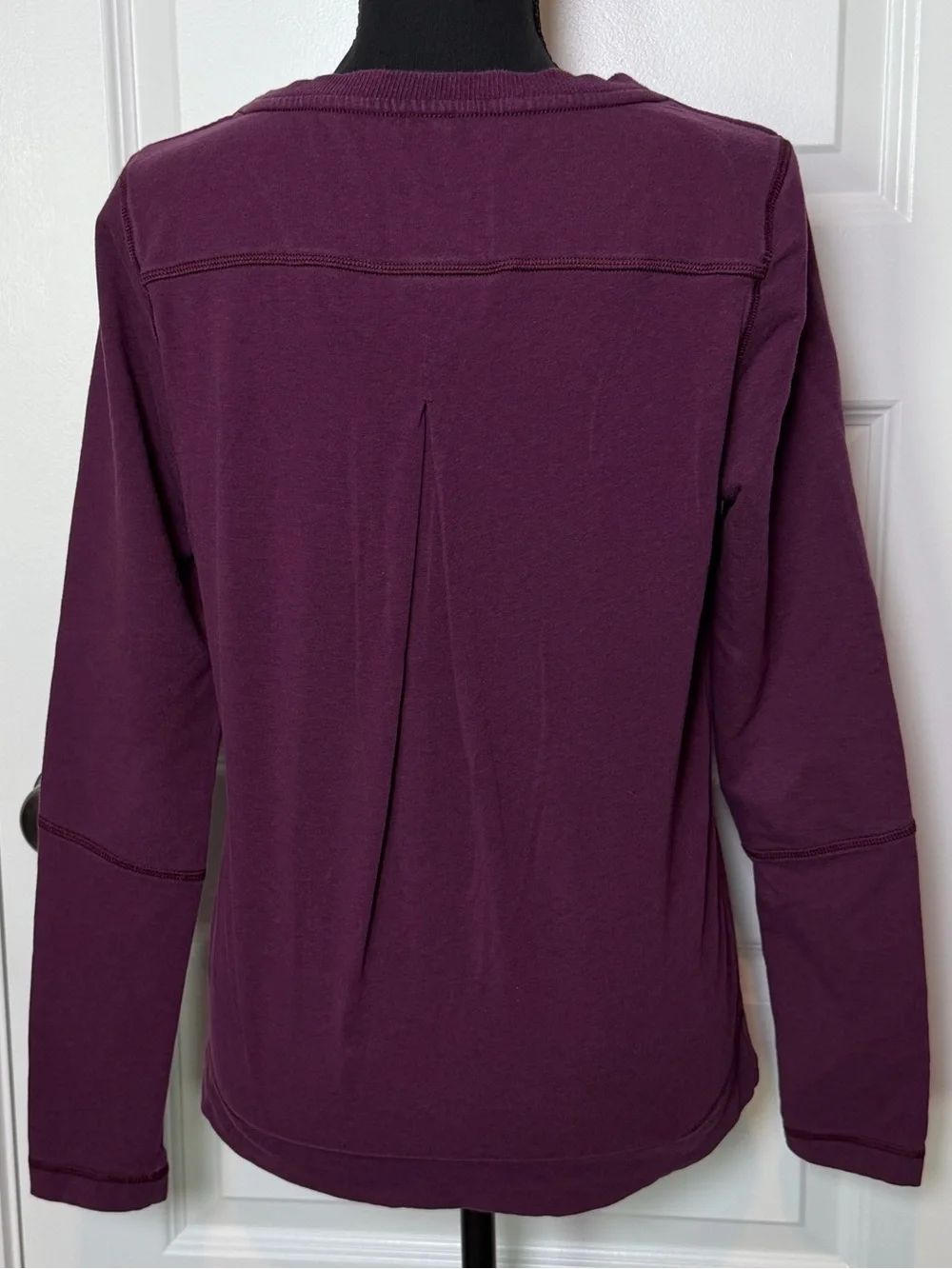 Lululemon Long Sleeve Scoop Neck Athletic Top Purple Size Approx. Medium